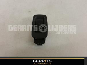 Gebruikte Schakelaar Elektrisch Raam Toyota Corolla Verso (R10/11) 2.2 D-4D 16V Prijs € 21,98 Margeregeling aangeboden door Gerrits Automotive BV