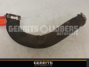 Intercooler Slang van een Audi A4 Avant (B8) 2.0 TDI 143 16V 2013