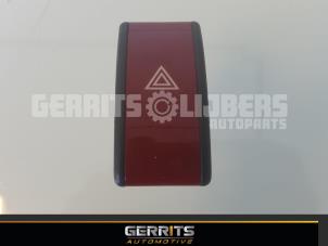 Gebruikte Alarmlicht Schakelaar Opel Combo (Corsa C) 1.3 CDTI 16V Prijs € 21,98 Margeregeling aangeboden door Gerrits Automotive BV