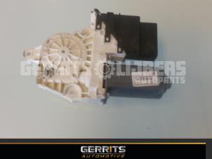 Gebruikte Portierruitmotor Volkswagen Passat Variant (3C5) 2.0 TDI 16V 140 Prijs € 31,90 Margeregeling aangeboden door Gerrits Automotive BV