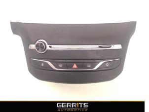 Gebruikte Radiobedienings paneel Peugeot 308 SW (L4/L9/LC/LJ/LR) 1.6 BlueHDi 120 16V Prijs € 49,48 Margeregeling aangeboden door Gerrits Automotive BV