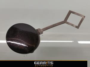 Gebruikte Afdekkap Sleepoog voor Peugeot 208 I (CA/CC/CK/CL) 1.4 HDi Prijs € 21,98 Margeregeling aangeboden door Gerrits Automotive BV