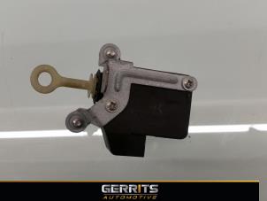 Gebruikte Centrale deurvergrendelingsmotor Peugeot 107 1.0 12V Prijs € 21,98 Margeregeling aangeboden door Gerrits Automotive