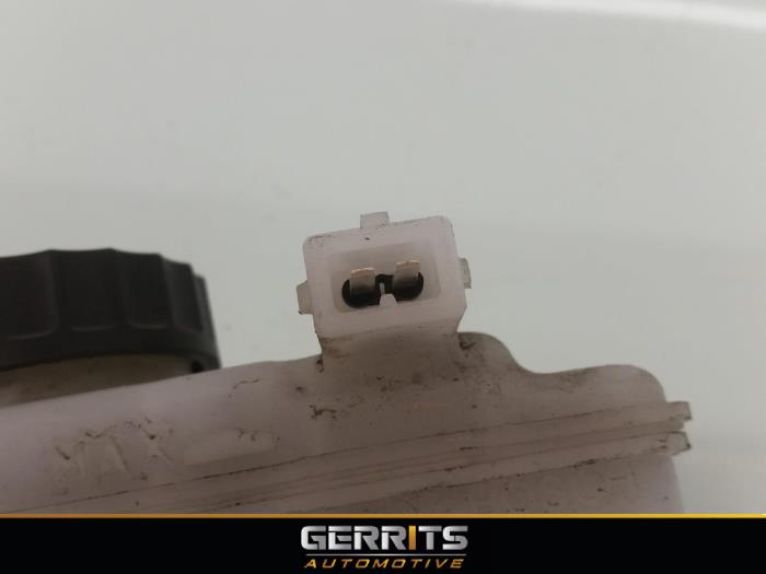 Hoofdremcilinder van een Peugeot 107 1.0 12V 2012