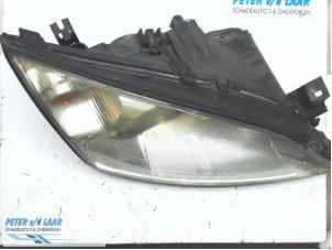 Gebruikte Koplamp rechts Ford Mondeo III Wagon 1.8 16V Prijs € 40,00 Margeregeling aangeboden door Autodemontage van de Laar