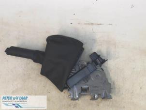 Gebruikte Handremhendel Renault Trafic (1FL/2FL/3FL/4FL) 1.6 dCi 125 Twin Turbo Prijs € 80,00 Margeregeling aangeboden door Autodemontage van de Laar