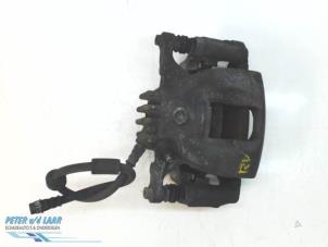 Gebruikte Remklauw (Tang) rechts-voor Renault Trafic (1FL/2FL/3FL/4FL) 1.6 dCi 140 Twin Turbo Prijs € 100,00 Margeregeling aangeboden door Autodemontage van de Laar