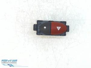 Gebruikte Paniekverlichtings Schakelaar Renault Master IV (EV/HV/UV/VA/VB/VD/VF/VG/VJ) 2.3 dCi 170 16V Prijs € 15,00 Margeregeling aangeboden door Autodemontage van de Laar