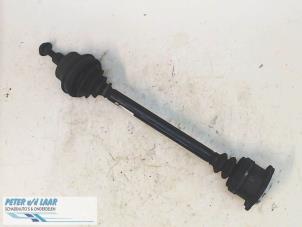 Gebruikte Aandrijfas links-voor Volkswagen Passat Prijs € 50,00 Margeregeling aangeboden door Autodemontage van de Laar