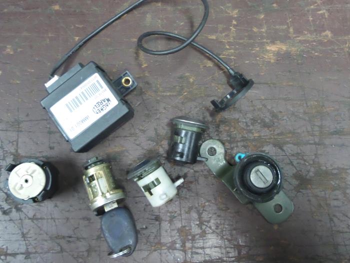 Gebruikte Kontaktslot + computer Fiat Palio Weekend (178D) 1.2 MPI Fire Prijs € 30,00 Margeregeling aangeboden door Autodemontage van de Laar