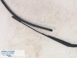 Gebruikte Ruitenwisserarm voor Renault Clio III (BR/CR) 1.5 dCi 75 FAP Prijs € 25,00 Margeregeling aangeboden door Autodemontage van de Laar