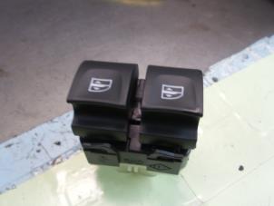 Gebruikte Raam schakelaar elektrisch Renault Trafic (1FL/2FL/3FL/4FL) 1.6 dCi 125 Twin Turbo Prijs € 25,00 Margeregeling aangeboden door Autodemontage van de Laar