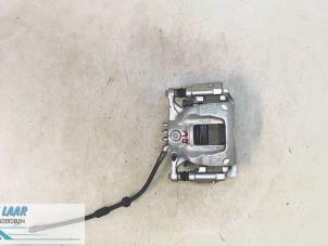 Gebruikte Remklauw (Tang) rechts-voor Renault Trafic (1FL/2FL/3FL/4FL) 1.6 dCi 140 Twin Turbo Prijs € 100,00 Margeregeling aangeboden door Autodemontage van de Laar