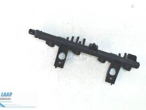 Gebruikte Injector brug Renault Clio III Estate/Grandtour (KR) 1.2 16V 75 Prijs op aanvraag aangeboden door Autodemontage van de Laar