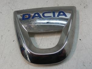 Gebruikte Embleem Dacia Duster (SR) 1.2 TCE 16V 4x4 Prijs op aanvraag aangeboden door Autodemontage van de Laar