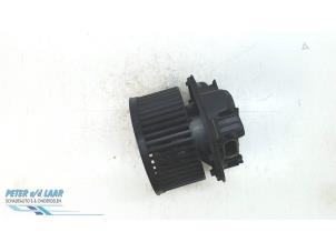 Gebruikte Kachel Ventilatiemotor Renault Clio III (BR/CR) 1.2 16V 75 Prijs € 50,00 Margeregeling aangeboden door Autodemontage van de Laar