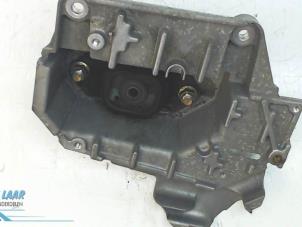 Gebruikte Motorsteun Renault Clio III (BR/CR) 1.6 16V Prijs op aanvraag aangeboden door Autodemontage van de Laar