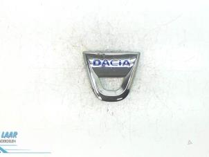 Gebruikte Embleem Dacia Duster (SR) 1.6 16V 4x4 Prijs op aanvraag aangeboden door Autodemontage van de Laar