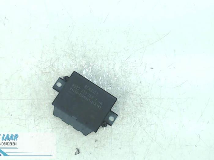 Gebruikte Module PDC Renault Clio III (BR/CR) 1.2 16V Tce Prijs op aanvraag aangeboden door Autodemontage van de Laar