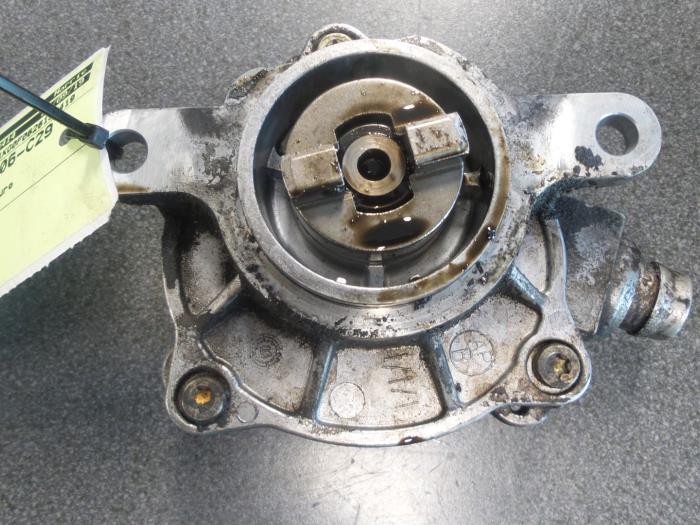 Vacuumpomp (Diesel) van een Renault Laguna II Grandtour (KG) 2.2 dCi 150 16V 2002