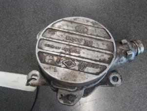 Gebruikte Vacuumpomp (Diesel) Renault Laguna II Grandtour (KG) 2.2 dCi 150 16V Prijs € 50,00 Margeregeling aangeboden door Autodemontage van de Laar