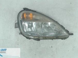 Gebruikte Koplamp rechts Mercedes A (W168) 1.7 A-160 CDI 16V Prijs € 40,00 Margeregeling aangeboden door Autodemontage van de Laar