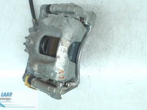 Gebruikte Remklauw (Tang) links-voor Renault Trafic (1FL/2FL/3FL/4FL) 1.6 dCi 115 Prijs op aanvraag aangeboden door Autodemontage van de Laar