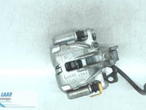 Gebruikte Remklauw (Tang) links-achter Renault Trafic (1FL/2FL/3FL/4FL) 1.6 dCi 115 Prijs op aanvraag aangeboden door Autodemontage van de Laar