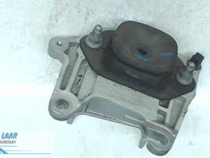 Gebruikte Motorsteun Renault Trafic Passenger (1JL/2JL/3JL/4JL) 1.6 dCi 120 Twin Turbo Prijs € 40,00 Margeregeling aangeboden door Autodemontage van de Laar