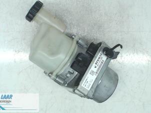 Gebruikte Stuurbekrachtiging Pomp Dacia Sandero II 0.9 TCE 12V Prijs € 150,00 Margeregeling aangeboden door Autodemontage van de Laar