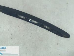 Gebruikte Sierlijst achterklep Renault Grand Scénic III (JZ) 1.6 16V Prijs € 35,00 Margeregeling aangeboden door Autodemontage van de Laar