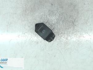 Gebruikte Schakelaar handrem Renault Scénic III (JZ) 1.9 dCi Prijs € 25,00 Margeregeling aangeboden door Autodemontage van de Laar