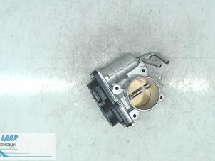 Gebruikte Gasklephuis Dacia Duster (SR) 1.6 16V Prijs € 145,20 Inclusief btw aangeboden door Autodemontage van de Laar