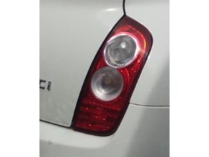 Gebruikte Achterlicht rechts Nissan Micra (K12) 1.5 dCi 68 Prijs € 40,00 Margeregeling aangeboden door Autodemontage van de Laar