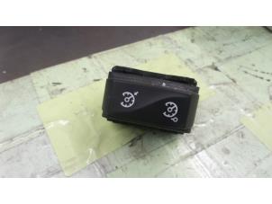 Gebruikte Schakelaar Renault Megane III Grandtour (KZ) 1.5 dCi 110 Prijs € 15,00 Margeregeling aangeboden door Autodemontage van de Laar