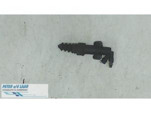 Gebruikte Koppeling Hulp Cilinder Peugeot 207 CC (WB) 1.6 16V Prijs op aanvraag aangeboden door Autodemontage van de Laar