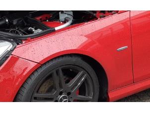 Gebruikte Voorscherm links Mercedes C (C204) 1.8 C-180 CGI 16V BlueEfficiency Prijs € 150,00 Margeregeling aangeboden door Autodemontage van de Laar