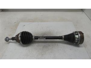 Gebruikte Aandrijfas links-voor Volkswagen Golf VII (AUA) 1.5 TSI Evo BMT 16V Prijs € 175,00 Margeregeling aangeboden door Autodemontage van de Laar
