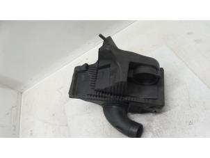Gebruikte Luchtfilterhuis Renault Clio III (BR/CR) 1.5 dCi 75 FAP Prijs € 50,00 Margeregeling aangeboden door Autodemontage van de Laar