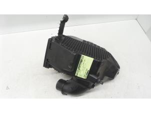 Gebruikte Luchtfilterhuis Renault Scénic II (JM) 1.6 16V Prijs € 50,00 Margeregeling aangeboden door Autodemontage van de Laar