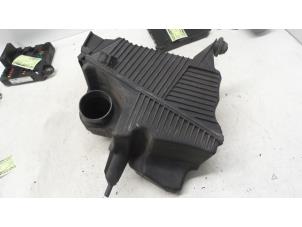 Gebruikte Luchtfilterhuis Renault Megane II CC (EM) 1.6 16V Prijs op aanvraag aangeboden door Autodemontage van de Laar