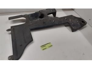 Gebruikte Beschermplaat bodem Volkswagen Passat Variant (365) 1.6 TDI 16V Bluemotion Prijs € 30,00 Margeregeling aangeboden door Autodemontage van de Laar