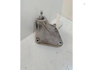 Gebruikte Versnellingsbak Steun Renault Twingo II (CN) 1.2 16V Prijs € 40,00 Margeregeling aangeboden door Autodemontage van de Laar