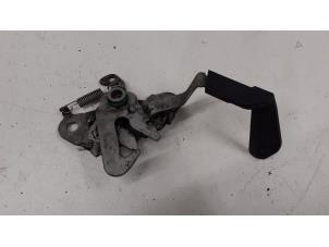 Gebruikte Slotmechaniek Motorkap Citroen C2 (JM) 1.4 HDI Prijs € 20,00 Margeregeling aangeboden door Autodemontage van de Laar