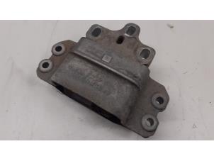 Gebruikte Motorsteun Volkswagen Caddy III (2KA,2KH,2CA,2CH) 2.0 TDI 16V Prijs € 30,00 Margeregeling aangeboden door Autodemontage van de Laar