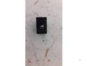 Gebruikte Ruit schakelaar elektrisch BMW 1 serie (F20) 118i 1.5 TwinPower 12V Prijs € 25,00 Margeregeling aangeboden door Autodemontage van de Laar