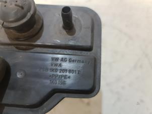 Gebruikte Koolstoffilter Audi A3 (8P1) 2.0 16V FSI Prijs € 50,00 Margeregeling aangeboden door Autodemontage van de Laar