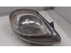 Gebruikte Koplamp rechts Opel Vivaro 1.9 DTI 16V Prijs € 40,00 Margeregeling aangeboden door Autodemontage van de Laar