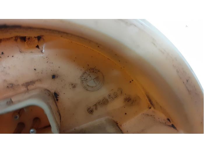 Benzinepomp van een BMW 3 serie Touring (E46/3) 320d 16V 2001