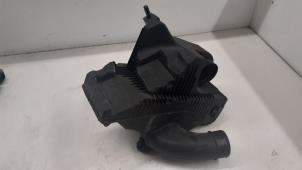 Gebruikte Luchtfilterhuis Renault Clio III (BR/CR) 1.2 16V TCe 100 Prijs € 35,00 Margeregeling aangeboden door Autodemontage van de Laar